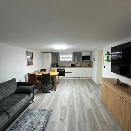 Neu Renoviertes Apartment 3 Zimmer 4 Boxspringbetten Moderne Kueche Und Vieles Mehr Lohne  Exterior photo