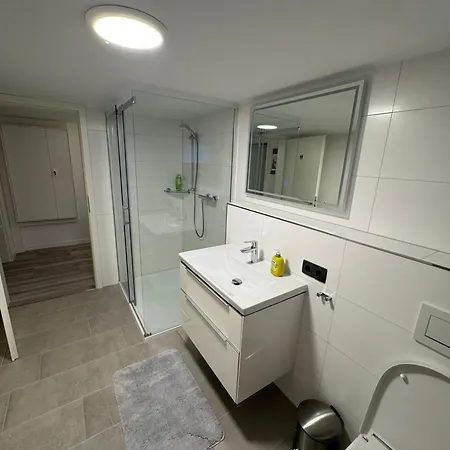 Neu Renoviertes Apartment 3 Zimmer 4 Boxspringbetten Moderne Kueche Und Vieles Mehr Lohne  Exterior photo