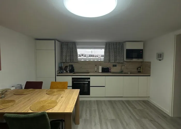 Neu Renoviertes Apartment 3 Zimmer 4 Boxspringbetten Moderne Kueche Und Vieles Mehr